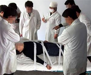 '酷刑示意图:打毒针'