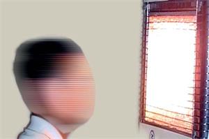 '中共酷刑演示:强光灯烤眼睛'