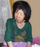 '被迫害后的里玉书嘴、脸、肩膀歪斜,嘴角不自觉地流口水'