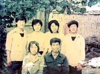 '陈家合影:父亲陈运川、母亲王连荣、大儿子陈爱忠、二儿子陈爱立、大女儿陈淑兰、小女儿陈洪平'
