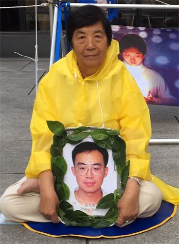 '图13:七月十三日晚,潘女士参加法兰克福烛光夜悼活动。'