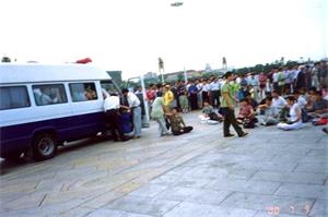2000年7月9日早上9点钟左右,法轮功学员在天安门广场打坐炼功,向世人申诉法轮功的冤情,警察(便衣)将他们拖上警车拉走。</a