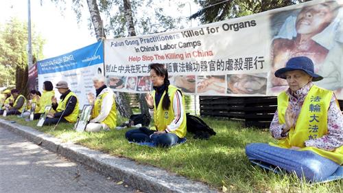 '图4:二零一九年七月十日,法轮功学员在驻芬兰中使馆前集体炼功,以和平方式反迫害'