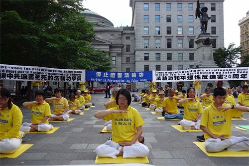 '图1~2:2019年7月13日,蒙特利尔法轮功学员在老城兵器广场举行集会和烛光悼念活动,谴责中共对法轮功长达20年的残酷迫害。'