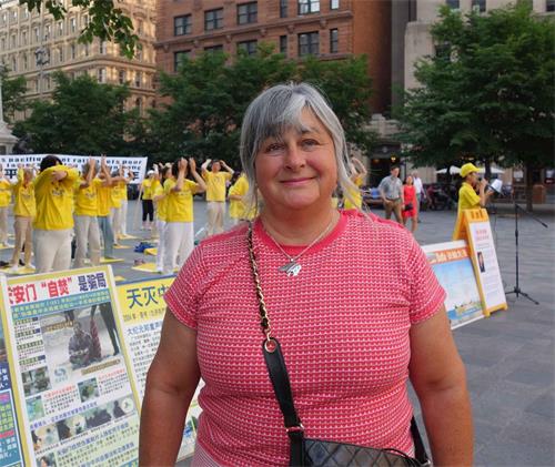 '图13:来自美国德州的游客艾丽·波马女士含泪谴责中共迫害法轮功'