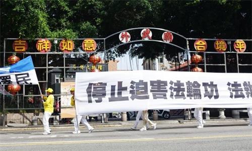 '图4:游行队伍经过外武庙'