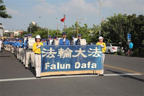 '图1:由气势磅礴的天国乐团演奏雄壮的乐曲领队,法轮功学员游行队伍出发。'