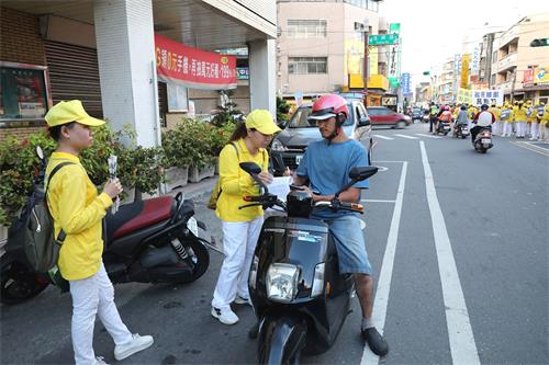 '图5~6:民众签名,支持法轮功学员起诉迫害元凶江泽民。'