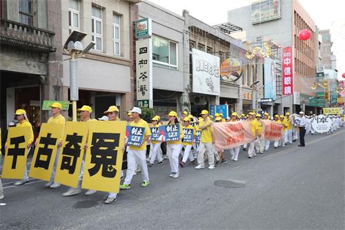 '图2~4:“拯救善良 结束迫害”大游行队伍,学员们手持“千古奇冤”、“解体中共 结束迫害”,揭示唯有解体中共,才能停止迫害。'