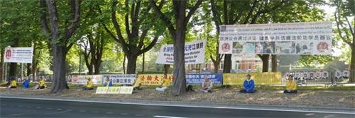 '图2~4:法轮功学员比利时中领馆前抗议中共持续二十年的迫害,控告迫害元凶江泽民'
