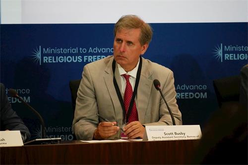 '图4:美国国务院副助理国务卿巴斯比(Scott Busby)说,法轮功学员张玉华的发言非常感人。'
