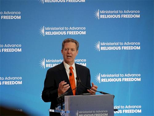'图6:二零一九年七月十六日,美国国际宗教自由大使布朗巴克(Sam Brownback)在国务院宗教自由会议上发言。'