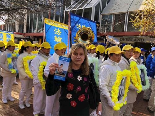 '图12:伊丽莎白·杰森鼓励法轮功学员要不懈地告诉人们真相。'