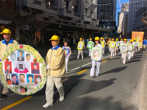 '图1~7:新西兰法轮功学员在首都惠灵顿商业街游行。'