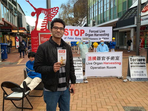 '图10:印度留学生柯灵顿希望尊崇人权的国家团结起来,共同发声结束这场邪恶的迫害。'
