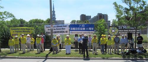 '图1~2:七月十八日,加拿大首都渥太华部份法轮功学员汇集在中使馆前集会,抗议中共对法轮功学员长达二十年的迫害,并呼吁释放包括加拿大人(或亲属)在内的所有被非法关押的法轮功学员。'