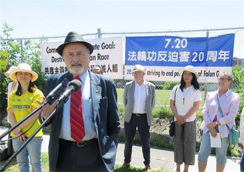 '图5:加拿大著名犹太学者鲁文·鲍克博士(Rabbi Dr. Reuven P. Bulka)加入法轮功学员中使馆前二十年反迫害的集会,并演讲。'