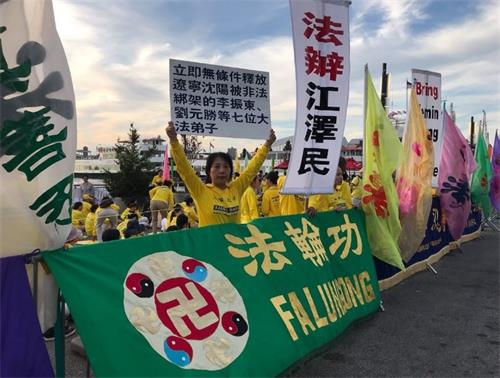 '图4:辽宁的法轮功学员李姝茵举牌呼吁紧急营救被中共绑架的家乡法轮功学员。'