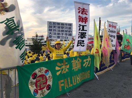 '图11:天津法轮功学员王慧娟在中领馆前呼吁营救家乡同修李国庆一家三口。'