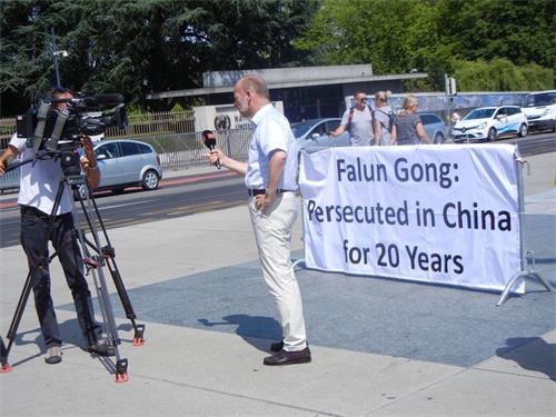'图2:多米尼克·布曼先生在集会现场接受当地主流媒体采访'