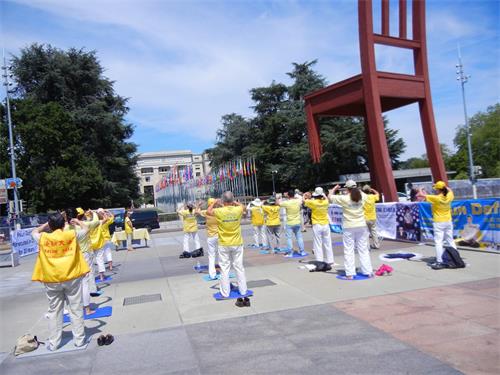 '图4:法轮功学员在联合国广场集体炼功'