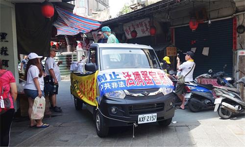 '图3:游行队伍穿梭金门最繁华金城市区,引起不少民众注目'