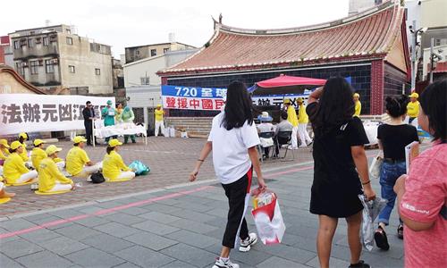 '图8:记者会现场上演行动剧,引来游客观看'