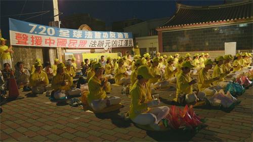 '图10~11:法轮功学员点亮烛光,一同悼念这20年来在中国被迫害致死的同修'
