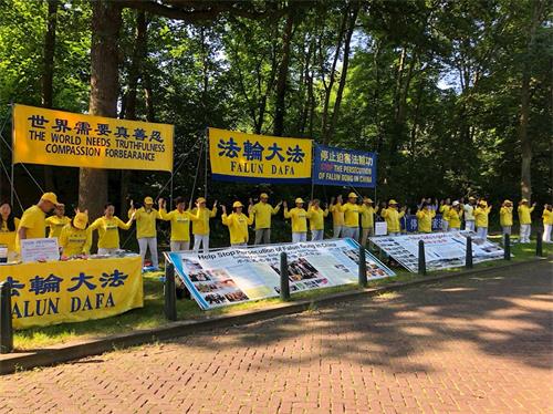 '图1~3:二零一九年七月十七日,荷兰法轮功学员在海牙中领馆前举行集会和烛光悼念'