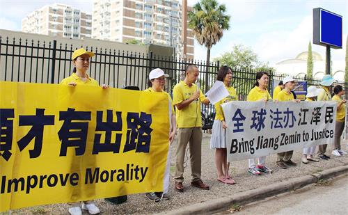 '图3:学员景先生在集会上发言:“中共政府发动对法轮功群体的残酷迫害,我的家庭瞬间破碎。”'