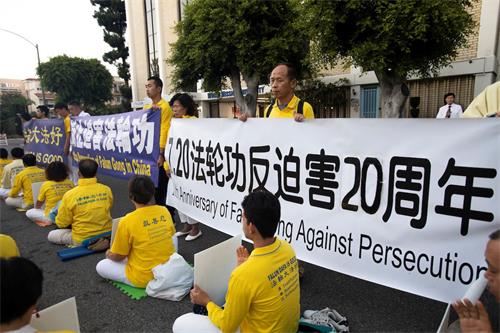 '图2~3:洛杉矶法轮功学员举办反迫害二十年集会现场'