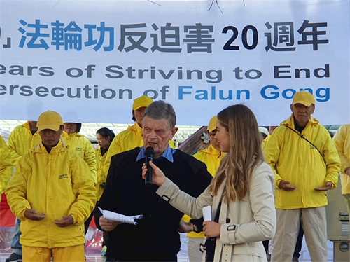 '图5:奥克兰公民权利委员会主席巴里·威尔森感谢法轮功学员曝光中共暴行。'