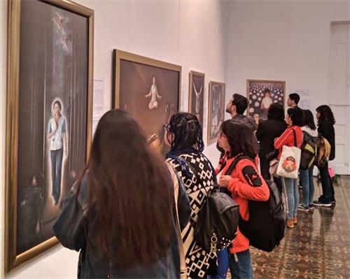 '图1~2:二零一九年七月一日至十四日,秘鲁法轮功学员在首都利马市帕朗果(Barranco)区文化中心( Juan Parra Del Riego)举办为期十四天的“真善忍”国际美展,每天都有众多民众前来观看。'