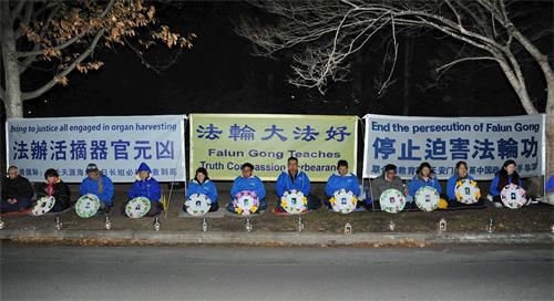 '图1:二零一九年七月十七日,堪培拉法轮功学员齐聚在中国大使馆前,举行烛光悼念, 纪念在中国大陆被中共虐杀的法轮功学员。'