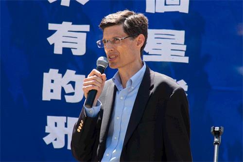'图7:精神病学专家山特容在发言'