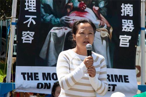 '图13:刚从中国大陆西安来美国不到一个月的高喜梅'