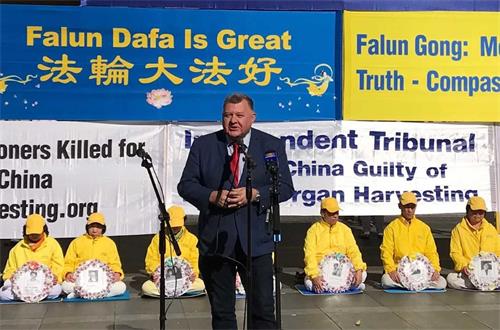 '图4:澳洲联邦议员克雷格·凯利(Craig Kelly MP)在集会上发言'
