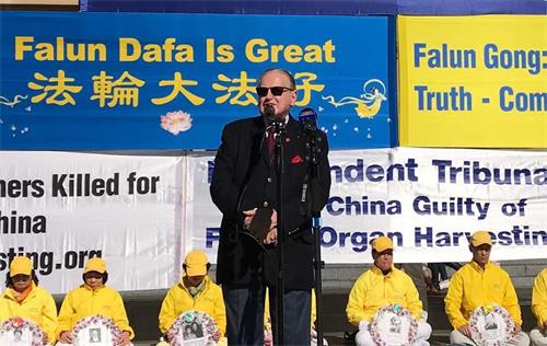 '图5:新州立法委员会议员和基督教民主党领袖弗雷德·尼罗(Rev Fred Nile MLC)在集会上发言'