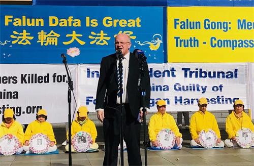 '图6:帕拉马塔市议会市长安德鲁·威尔逊(Andrew Wilson)在集会上发言'