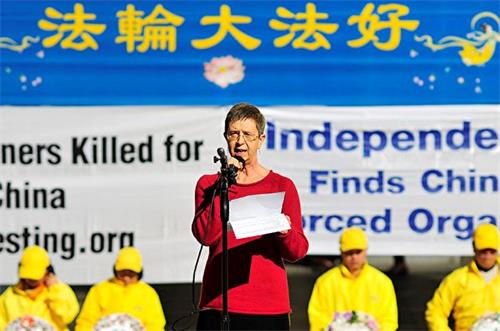 '图7:澳洲教授、ETAC主席温迪·罗杰斯(Wendy Rogers)在集会上发言'