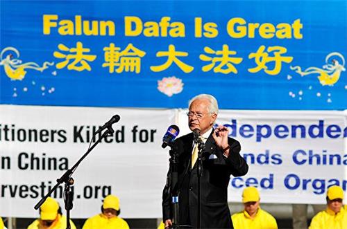 '图8:国际著名法律学家大卫·弗林特(David Flint)在集会上发言'