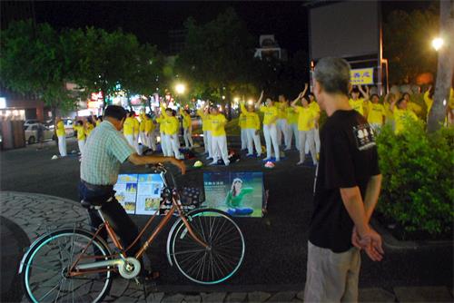 '图3~5:游客观看真相展板'