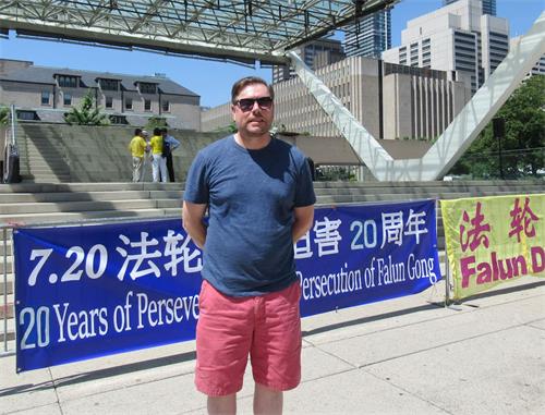 '图5:多伦多综合能源解决方案顾问Byron MacDonnell先生,是法轮功的长期支持者。2019年7月20日,他特意赶到法轮功学员集会现场支持。'