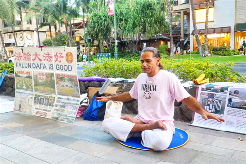 '图8:法轮功学员Robert Quartero在活动现场打坐。'