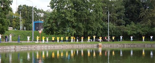 '图6~7:二零一九年七月二十日,从早上九点开始的在莫斯科中使馆前的单人抗议接力活动持续十二小时'