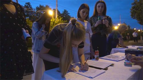 '图8:在北高加索地区的五山城,人们签名支持法轮功反迫害'