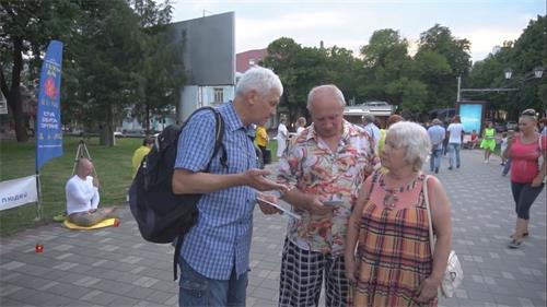 '图9:在北高加索地区的五山城,当地法轮功学员向民众讲真相'