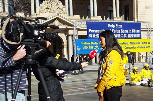 '图4:澳洲SBS电视台正在采访法轮功学员'