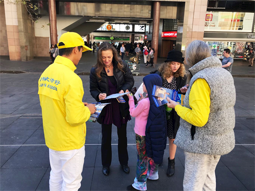 '图5:过路民众签名呼吁澳洲新政府支持法轮功反迫害'