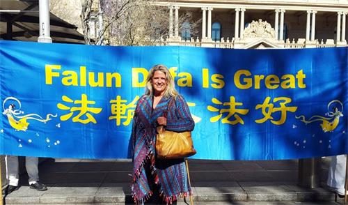 '图7:艾玛·科恩(Emma Cohen)二十年前在北京亲身见证中共迫害法轮功'